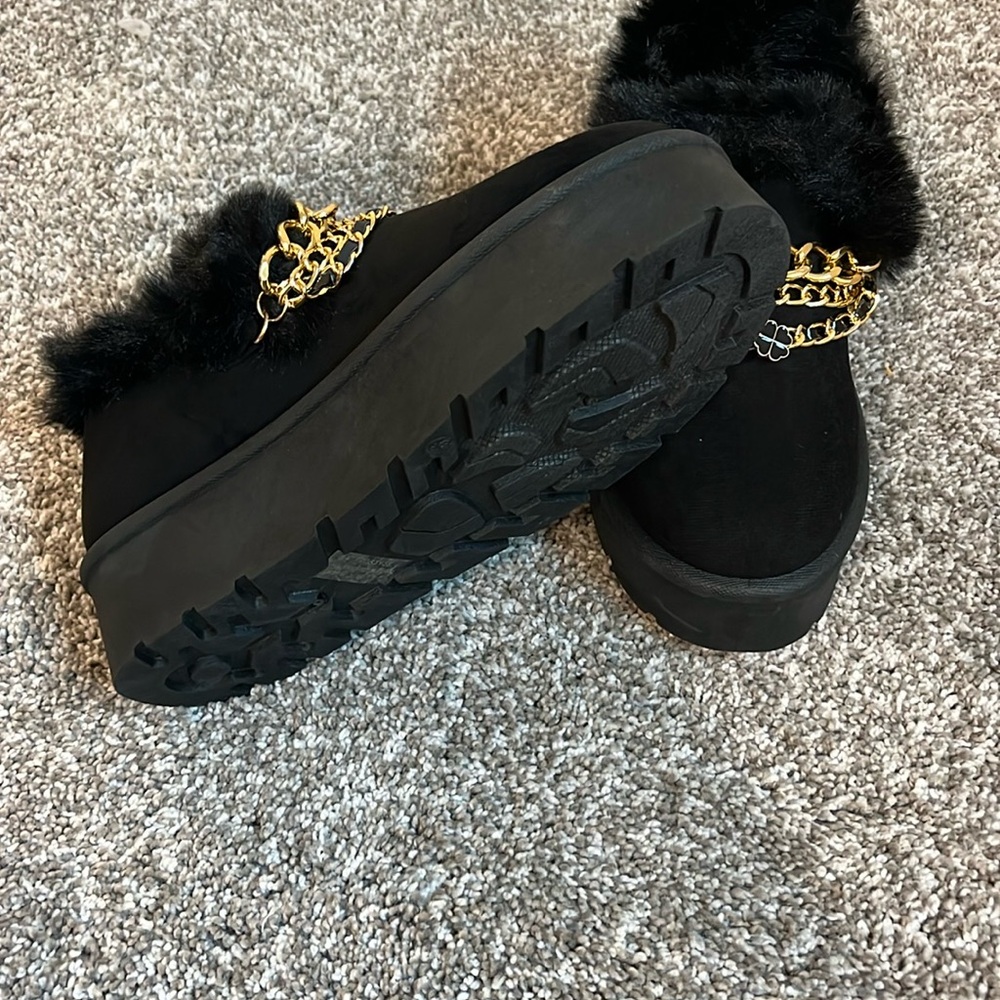 ⭐️ Elegant Black Fur Women's Shoes with Gold Chain - Picture 6 of 7
